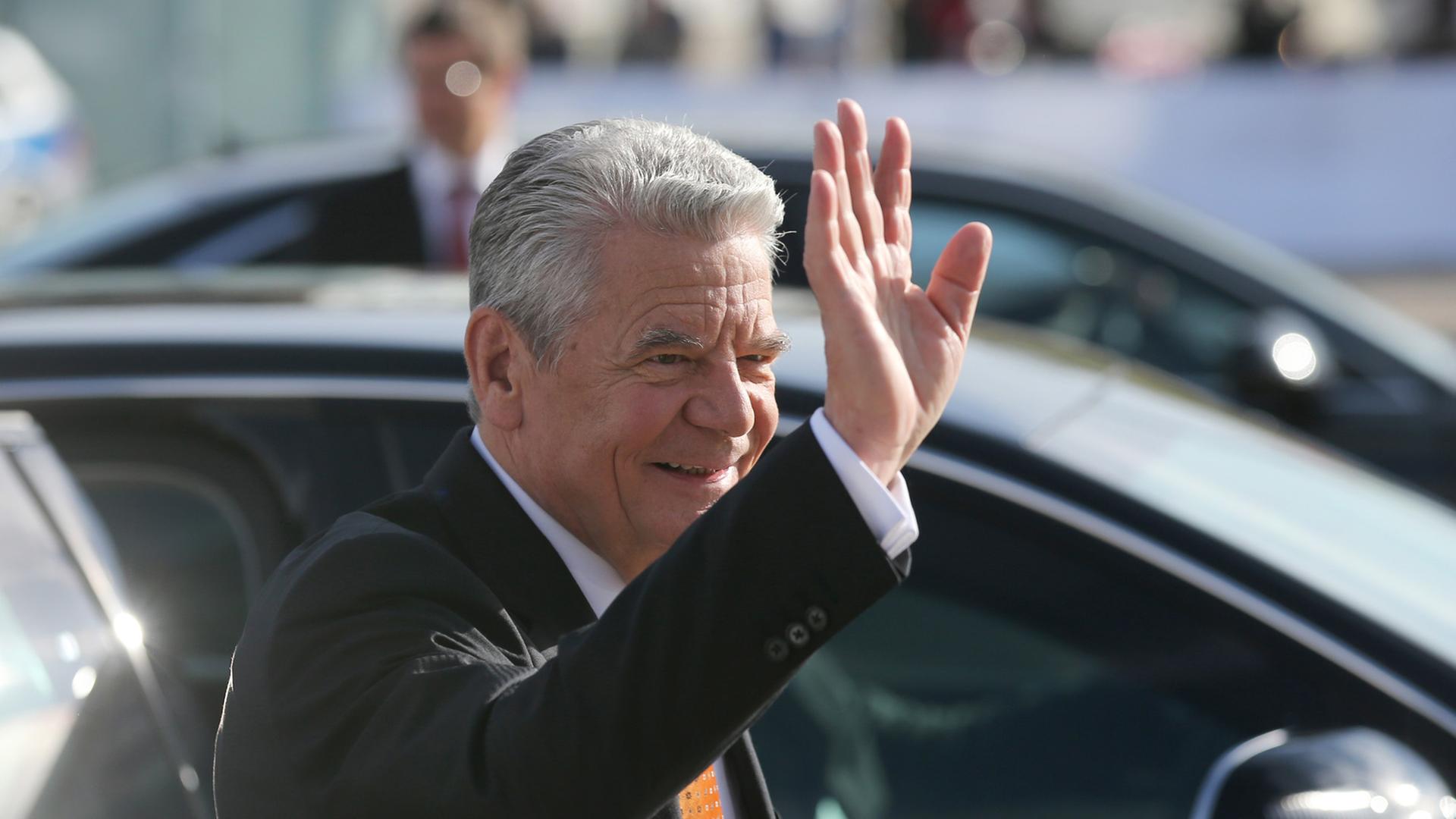 Bundespräsident Joachim Gauck winkt in die Menge bei seiner Ankunft in Leipzig zum Festakt zur Friedlichen Revolution. Bundespräsident Joachim Gauck winkt in die Menge bei seiner Ankunft in Leipzig zum Festakt zur Friedlichen Revolution.