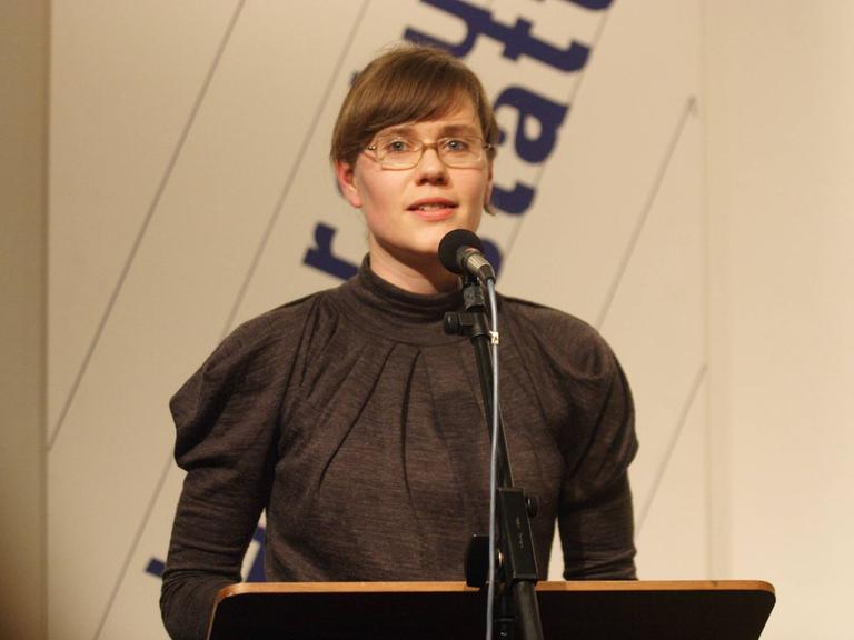 Die Autorin Nikola Richter auf der Bühne bei der Literaturwerkstatt Berlin.
