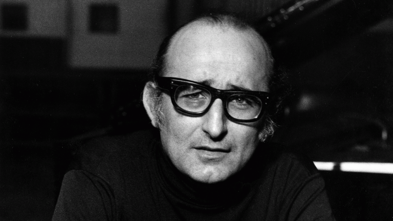 Pianist Friedrich Gulda schaut mit Brille direkt in die Kamera, die ein Schwarz-weiß-Foto des lächelnden Pianisten gemacht hat. Pianist Friedrich Gulda schaut mit Brille direkt in die Kamera, die ein Schwarz-weiß-Foto des lächelnden Pianisten gemacht hat.
