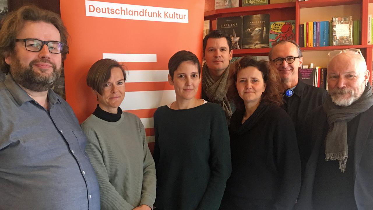Die "Lesart" live aus Potsdamer Buchhandlung "Wist": Verleger Jörg Sundermeier, die Autorinnen Antje Ravic Strubel, Anke Stelling und Julia Schoch, zwischen den Buchhändlern Felix Palent und Carsten Wist der Moderator Frank Meyer Die "Lesart" live aus Potsdamer Buchhandlung "Wist": Verleger Jörg Sundermeier, die Autorinnen Antje Ravic Strubel, Anke Stelling und Julia Schoch, zwischen den Buchhändlern Felix Palent und Carsten Wist der Moderator Frank Meyer