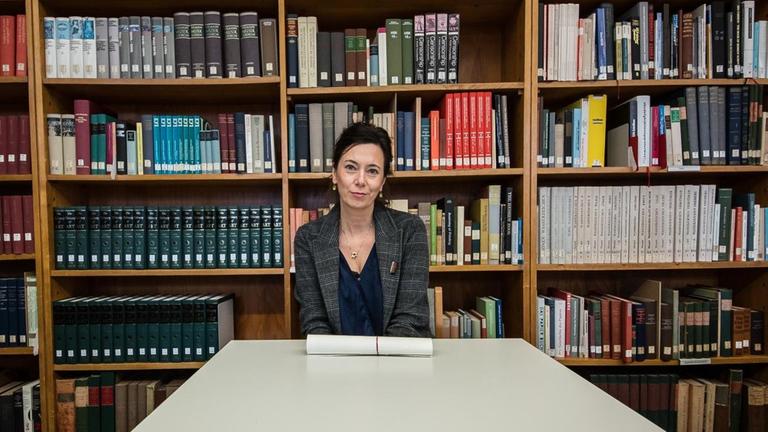 Rheinland-Pfalz, Mainz: Eva Menasse, Journalistin und Schriftstellerin aus Österreich, sitzt in der Bibliothek des Gutenberg-Museums bei ihrer offiziellen Amtseinführung. Rheinland-Pfalz, Mainz: Eva Menasse, Journalistin und Schriftstellerin aus Österreich, sitzt in der Bibliothek des Gutenberg-Museums bei ihrer offiziellen Amtseinführung.