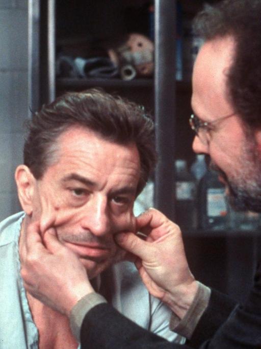 Der gebeutelte Mafiaboss Paul Vitti (Robert De Niro, l.) lässt sich in dem neuen Kinofilm "Analyze That - Reine Nervensache 2" von seinem Psychiater Dr. Ben Sobel (Billy Crystal) behandeln.