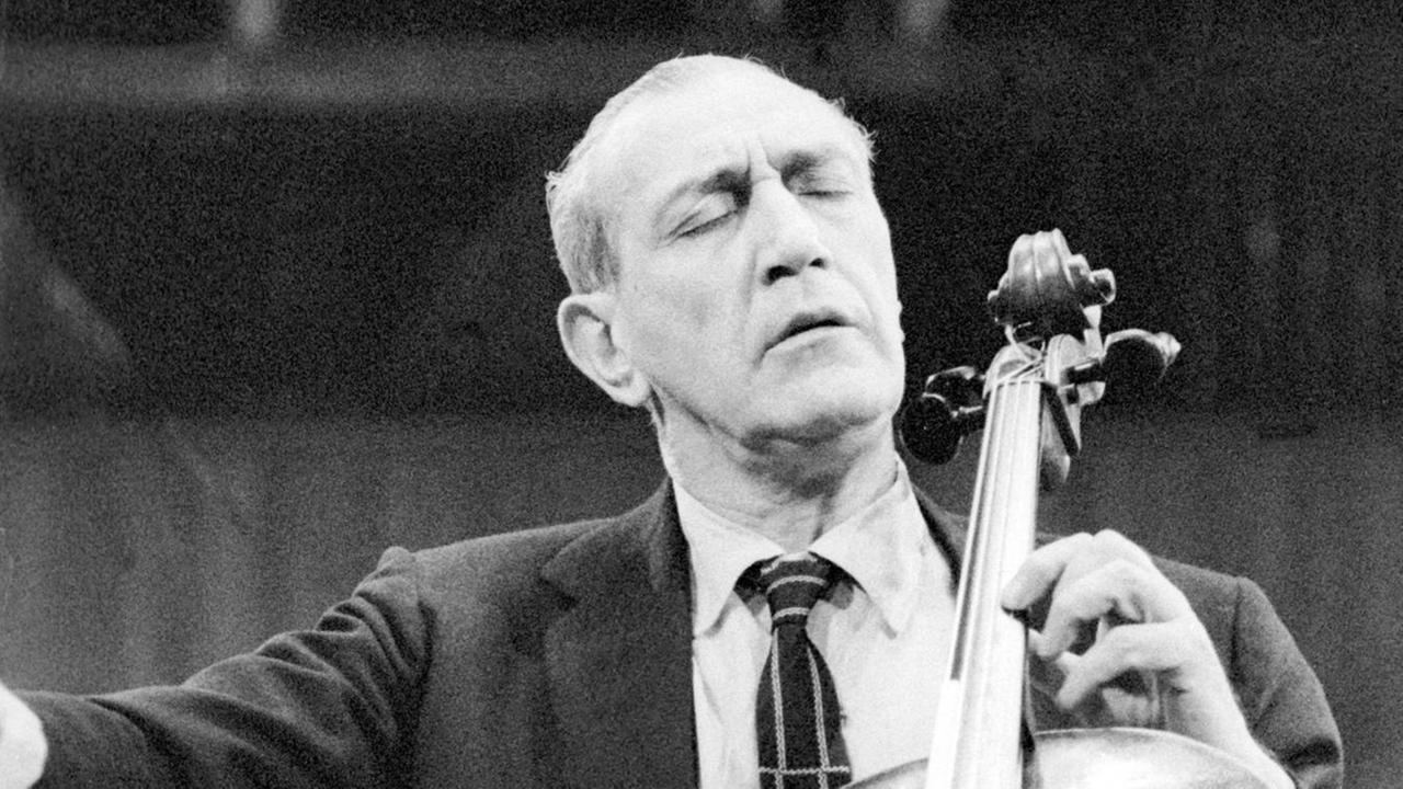 Ein Mann spielt mit geschlossenen Augen versunken Violoncello. Ein Mann spielt mit geschlossenen Augen versunken Violoncello.