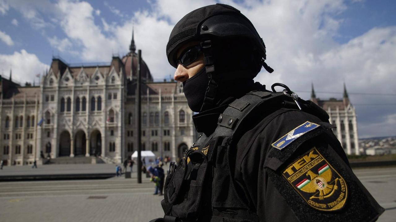 Ein Mitglied der ungarischen Anti-Terror-Einheit (TEK) patroulliert nach den Anschlägen in Brüssel vor dem Parlament in Budapest. Ein Mitglied der ungarischen Anti-Terror-Einheit (TEK) patroulliert nach den Anschlägen in Brüssel vor dem Parlament in Budapest.