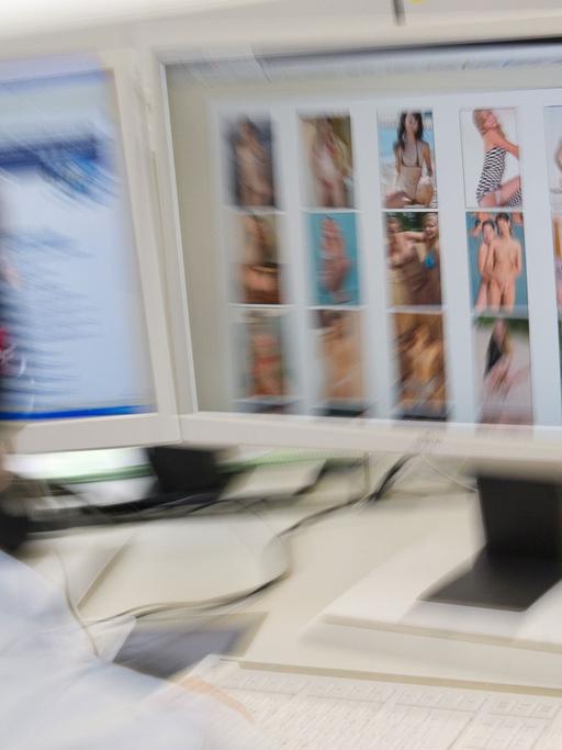 Ein bayerischer Kriminalbeamter sitzt in seinem Büro vor einem Bildschirmen, auf denen fast nackte minderjährige Mädchen zu sehen sind. Die Aufnahme ist verschwommen.
