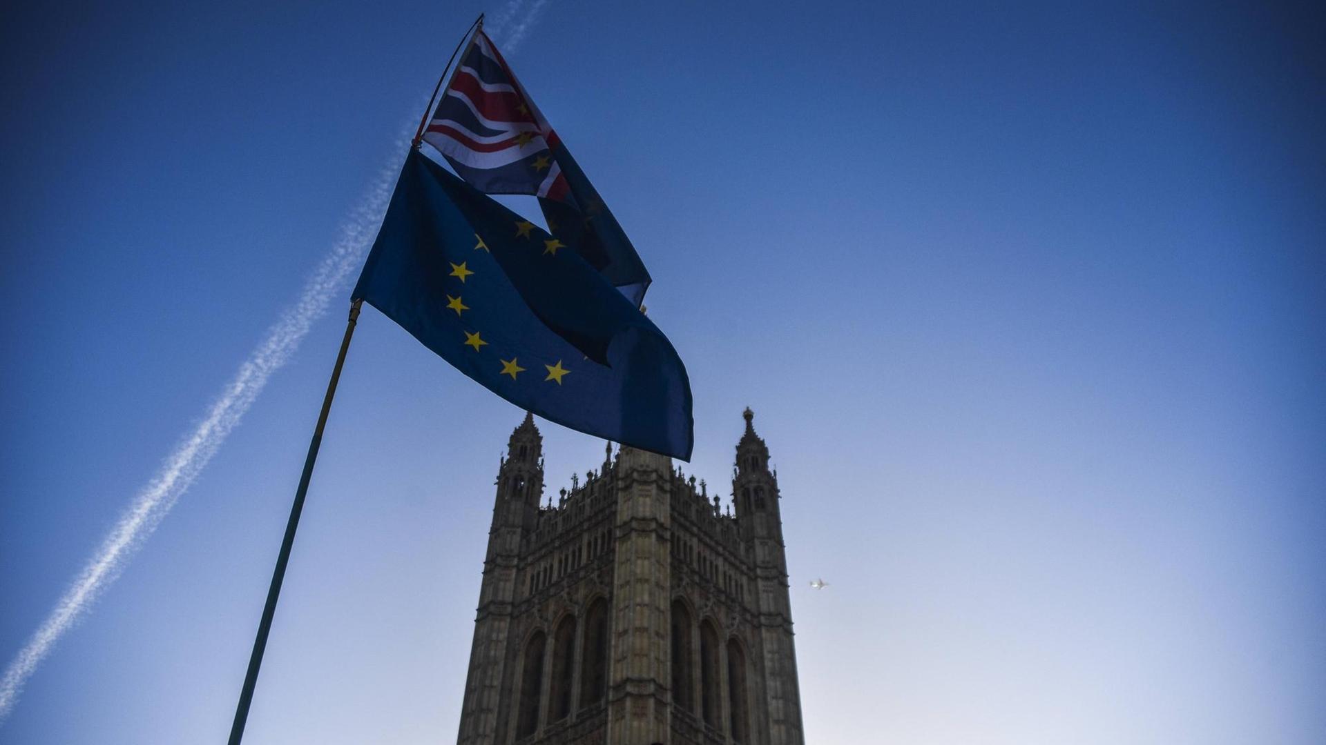 Die britische und die EU-Flagge vor dem Parlamentsgebäude in London Die britische und die EU-Flagge vor dem Parlamentsgebäude in London