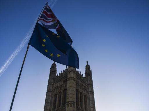 Die britische und die EU-Flagge vor dem Parlamentsgebäude in London