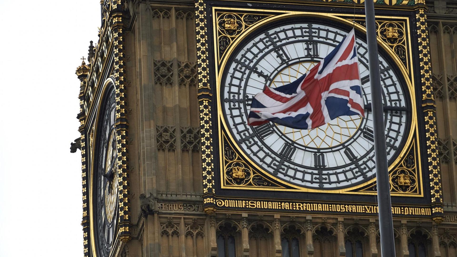 Der Union Jack vor dem Big Ben in London auf Halbmast. Der Union Jack vor dem Big Ben in London auf Halbmast.