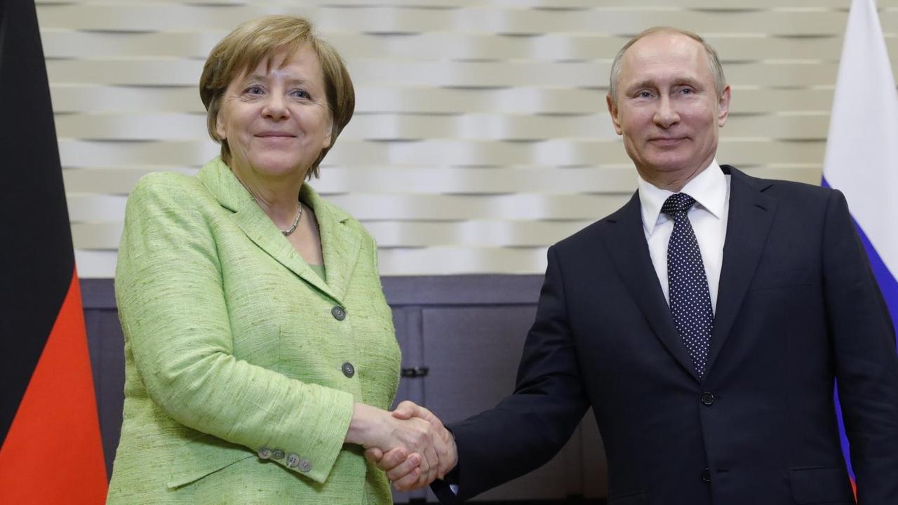 Bundeskanzlerin Angela Merkel bei einem Händedruck am 02.05.2017 in Sotschi (Russland) mit dem russischen Präsidenten Wladimir Putin Bundeskanzlerin Angela Merkel bei einem Händedruck am 02.05.2017 in Sotschi (Russland) mit dem russischen Präsidenten Wladimir Putin