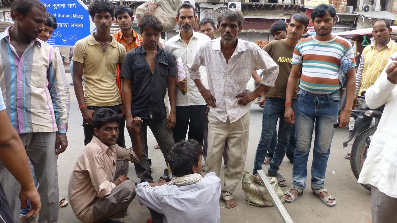 Bara Tooti Chowk in der Altstadt von Neu-Delhi: Männer warten auf dem Tagelöhner-Markt auf Auftraggeber. Bara Tooti Chowk in der Altstadt von Neu-Delhi: Männer warten auf dem Tagelöhner-Markt auf Auftraggeber.