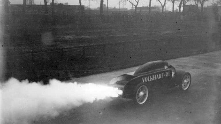 Das "Raketenauto" bei einer Testfahrt im Dezember 1928 Das "Raketenauto" bei einer Testfahrt im Dezember 1928
