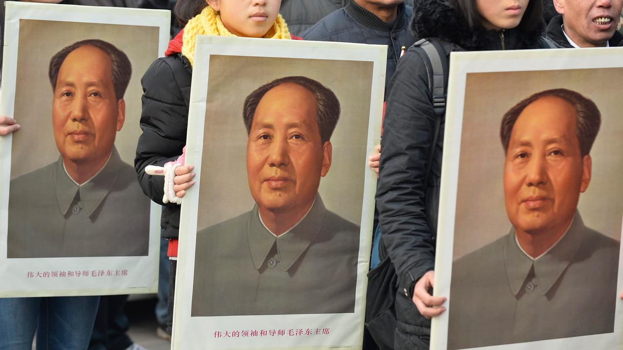Studenten halten Poträts von Mao Zedong während einer Erinnerungsfeier zum 120. Geburtstag von Mao Zedong. Studenten halten Poträts von Mao Zedong während einer Erinnerungsfeier zum 120. Geburtstag von Mao Zedong.
