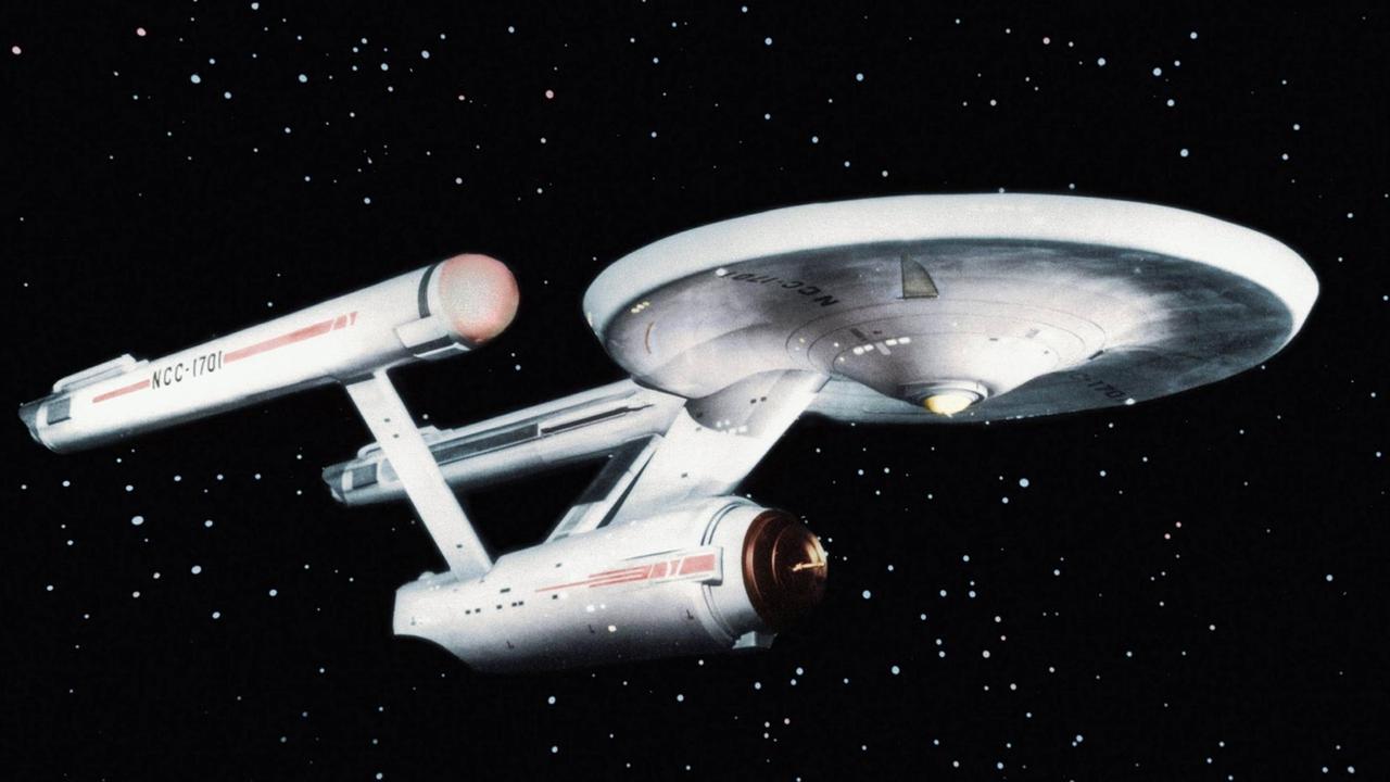 Das Raumschiff Enterprise aus der US-Fernsehserie "Star Trek" schwebt durchs Weltall. 