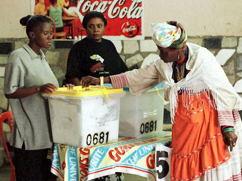 Eine Herero-Frau (rechts) gibt bei der Wahl 1999 in Namibia ihre Stimme ab. Eine Herero-Frau (rechts) gibt bei der Wahl 1999 in Namibia ihre Stimme ab.