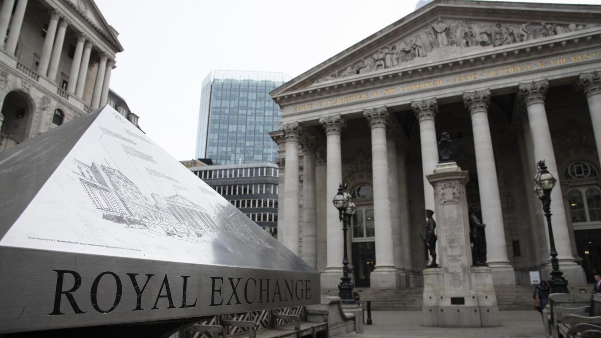 Die Royal Exchange im Zentrum von London Acht korinthische Säulen, vom Pantheon in Rom inspiriert: darüber ein Bilderfries mit Figuren aus der Welt des Handels. Die erste Londoner Börse, wurde 23. Januar 1571 von Königin Elisabeth I. eröffnet. Die Royal Exchange im Zentrum von London Acht korinthische Säulen, vom Pantheon in Rom inspiriert: darüber ein Bilderfries mit Figuren aus der Welt des Handels. Die erste Londoner Börse, wurde 23. Januar 1571 von Königin Elisabeth I. eröffnet.