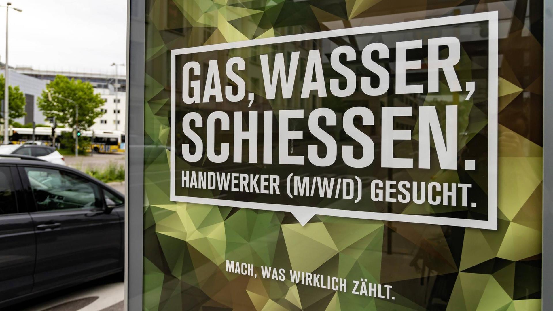 Deutschland, Baden-Württemberg, Stuttgart, 06.06.2019: Mit der Plakat-Kampagne "Gas, Wasser, Schießen" sucht die Bundeswehr gezielt Experten aus dem Bereich SHK Sanitär Heizung Klima. Deutschland, Baden-Württemberg, Stuttgart, 06.06.2019: Mit der Plakat-Kampagne "Gas, Wasser, Schießen" sucht die Bundeswehr gezielt Experten aus dem Bereich SHK Sanitär Heizung Klima.