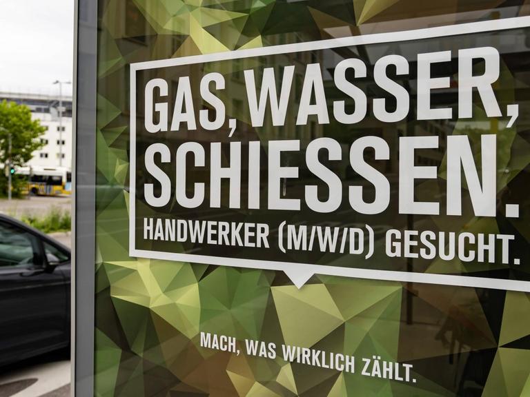 Deutschland, Baden-Württemberg, Stuttgart, 06.06.2019: Mit der Plakat-Kampagne "Gas, Wasser, Schießen" sucht die Bundeswehr gezielt Experten aus dem Bereich SHK Sanitär Heizung Klima.