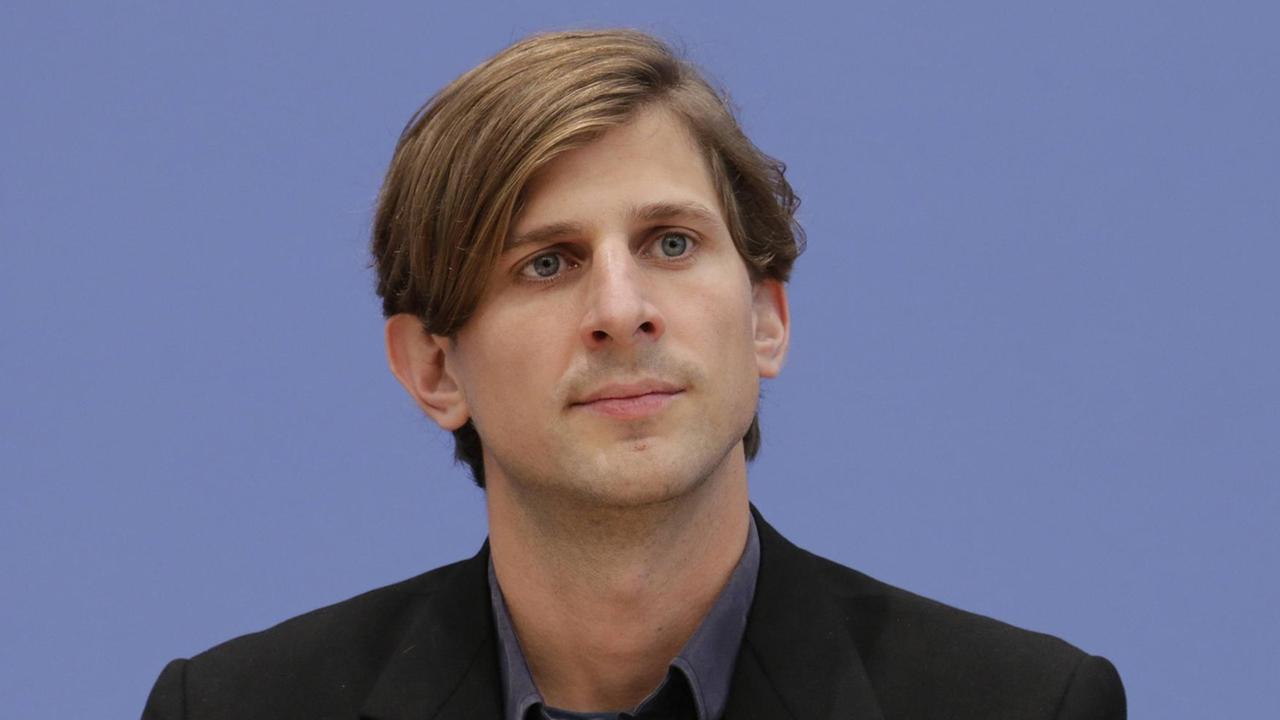 Elias Perabo, Initiator des Projekts "Adopt a Revolution", bei der Bundespressekonferenz in Berlin. Elias Perabo, Initiator des Projekts "Adopt a Revolution", bei der Bundespressekonferenz in Berlin.