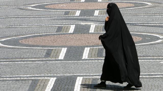 Eine Frau in einer Burka geht am Freitag (25.07.2008) über den Odeonsplatz in München (Oberbayern).