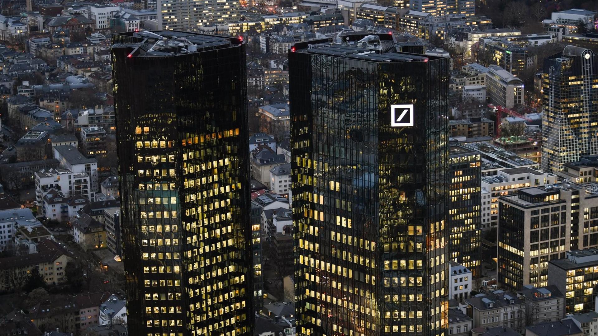Die Zentrale der Deutschen Bank in Frankfurt am Main am Abend. Viele Büros sind beleuchtet. Die Zentrale der Deutschen Bank in Frankfurt am Main am Abend. Viele Büros sind beleuchtet.