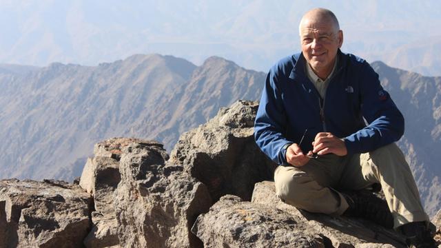 Der Schriftsteller Matthias Politycki auf dem Toubkal im Hohe Atlas-Gebirge in Marokko