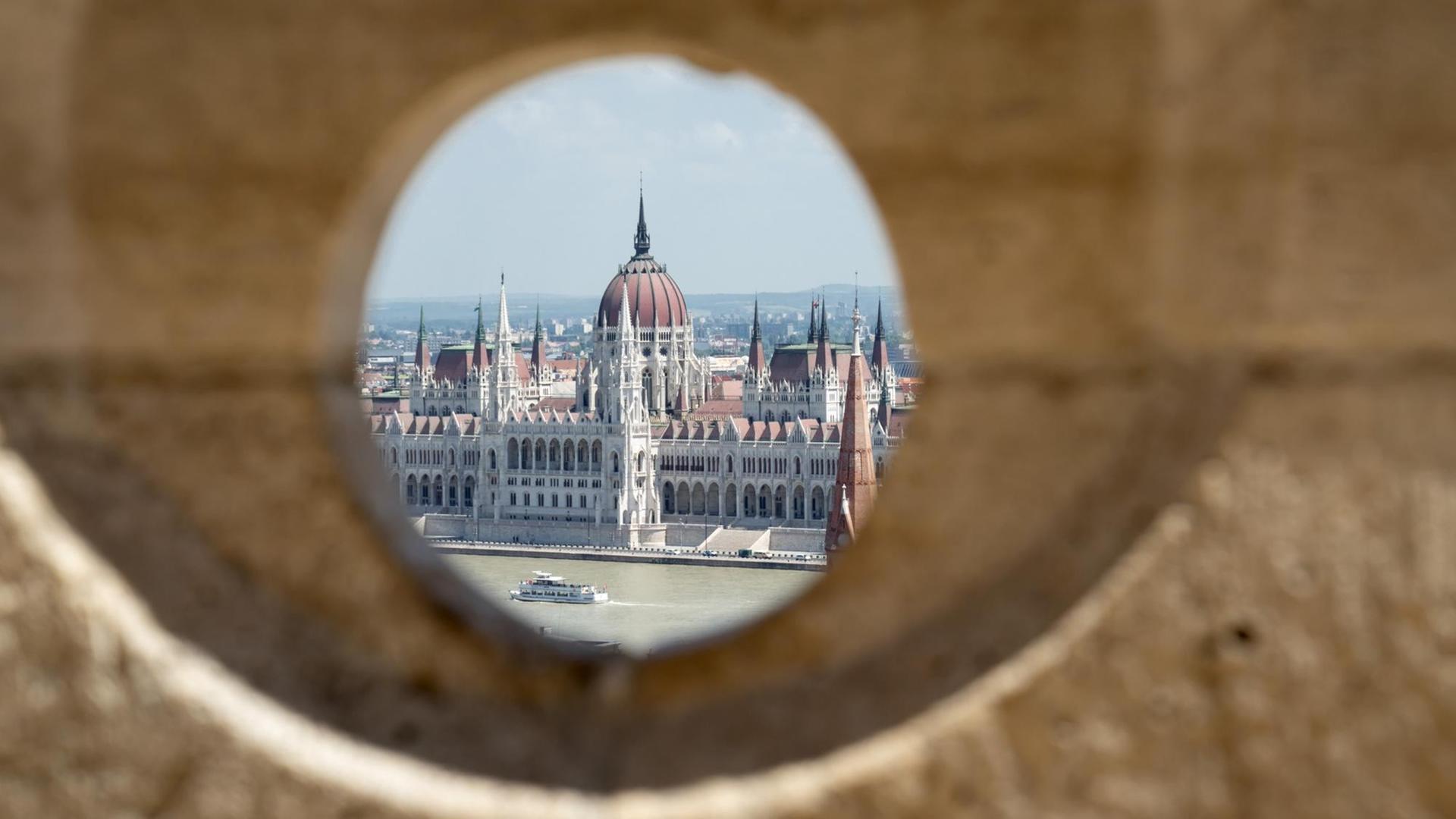 Das Parlamentsgebäude in Budapest, gesehen von Westen. Das Parlamentsgebäude in Budapest, gesehen von Westen.