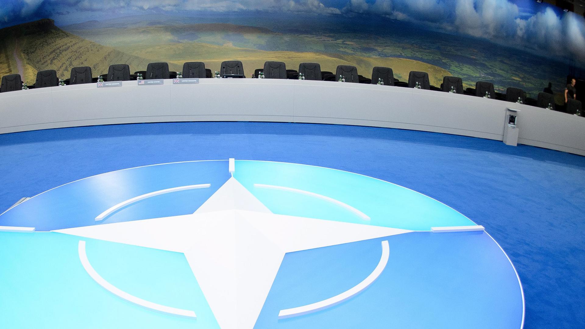 Der Tagungssaal des Nato-Gipfels wird am 03.09.2014 in Newport, Wales, vorbereitet. Der Tagungssaal des Nato-Gipfels wird am 03.09.2014 in Newport, Wales, vorbereitet.