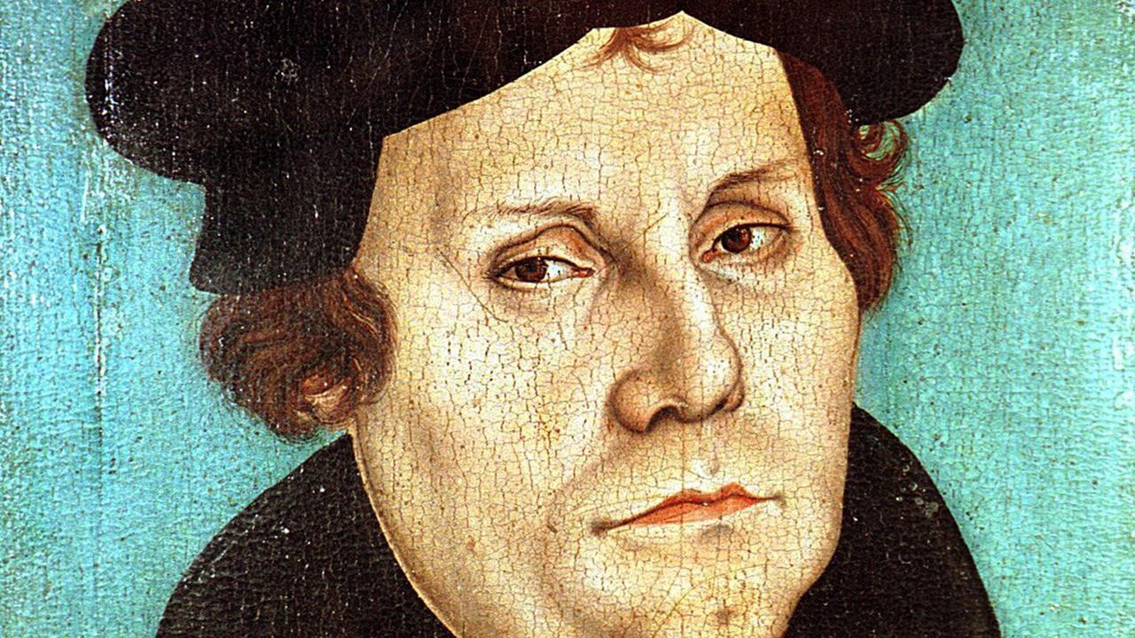 Porträt des Reformators Martin Luther, Ölgemälde auf Holz. von Lukas Cranach dem Älteren von 1528. Das Bild hängt in der Lutherhalle in Wittenberg, dem größten reformationsgeschichtlichen Museum der Welt. Die von Lucas Cranach und seiner Werkstatt ab 1520 geschaffenen Bilder sind als Grundtypen bis heute prägend für die Vorstellung von Martin Luther. Porträt des Reformators Martin Luther, Ölgemälde auf Holz. von Lukas Cranach dem Älteren von 1528. Das Bild hängt in der Lutherhalle in Wittenberg, dem größten reformationsgeschichtlichen Museum der Welt. Die von Lucas Cranach und seiner Werkstatt ab 1520 geschaffenen Bilder sind als Grundtypen bis heute prägend für die Vorstellung von Martin Luther.