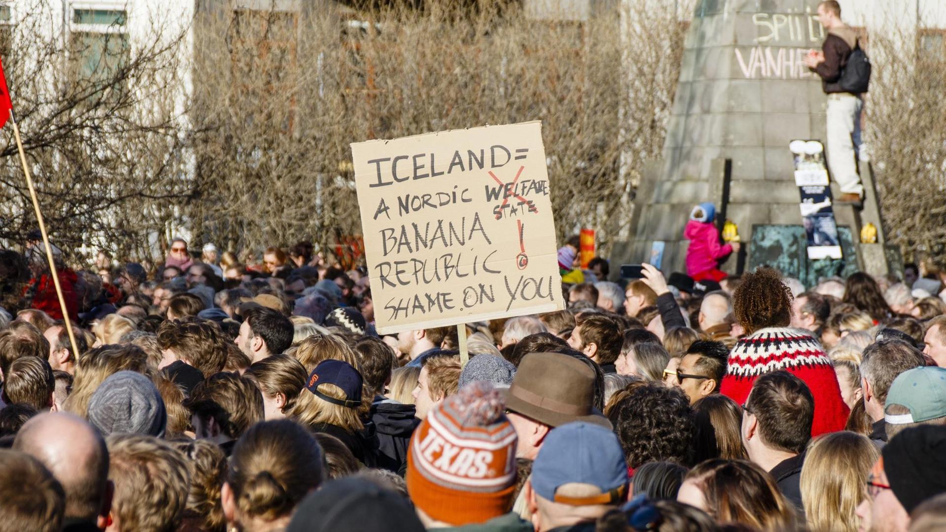 Tausende Menschen haben vor dem Parlament in Reykjavík demonstriert. Tausende Menschen haben vor dem Parlament in Reykjavík demonstriert.