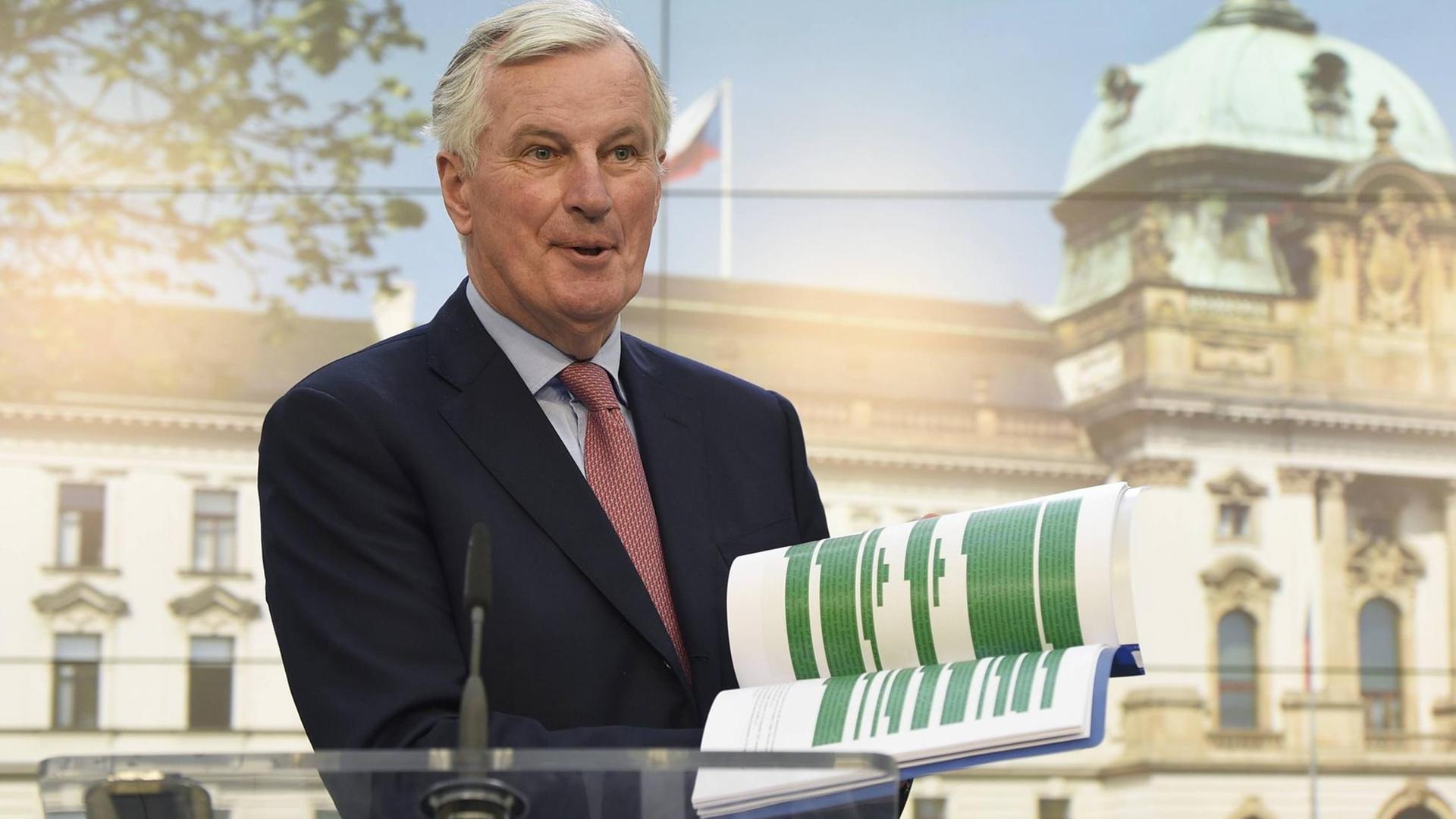 Michel Barnier, der Chefunterhändler der EU, zeigt einen Entwurf für das Austrittsabkommen Großbritanniens Michel Barnier, der Chefunterhändler der EU, zeigt einen Entwurf für das Austrittsabkommen Großbritanniens