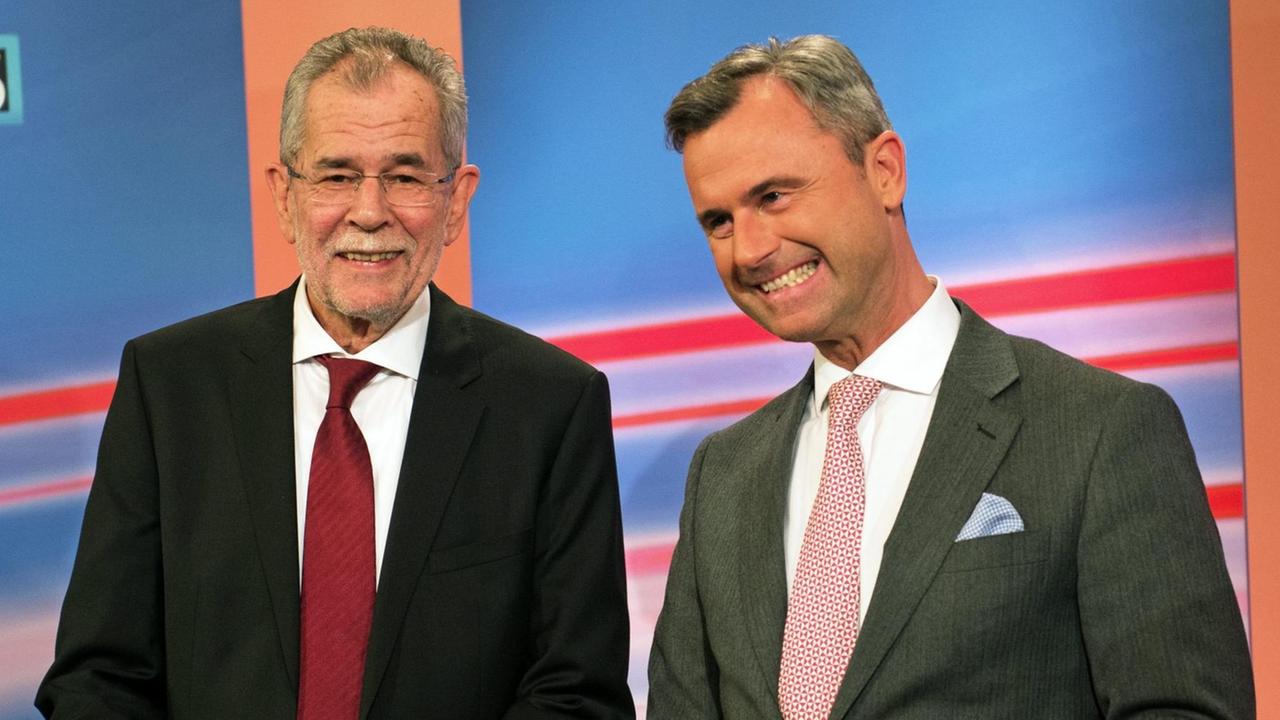 Sie sehen den ehemaligen Grünen-Chef van der Bellen und FPÖ-Kandidat Hofer. Sie sehen den ehemaligen Grünen-Chef van der Bellen und FPÖ-Kandidat Hofer.