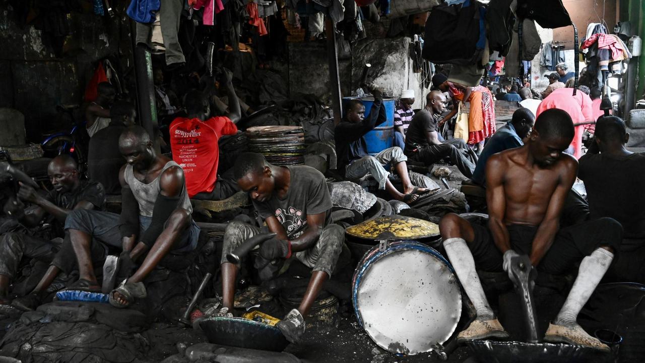 Handwerker arbeiten in ihren Geschäften auf dem Gikomba Market in Nairobi.
Handwerker arbeiten in ihren Geschäften auf dem Gikomba Market in Nairobi.