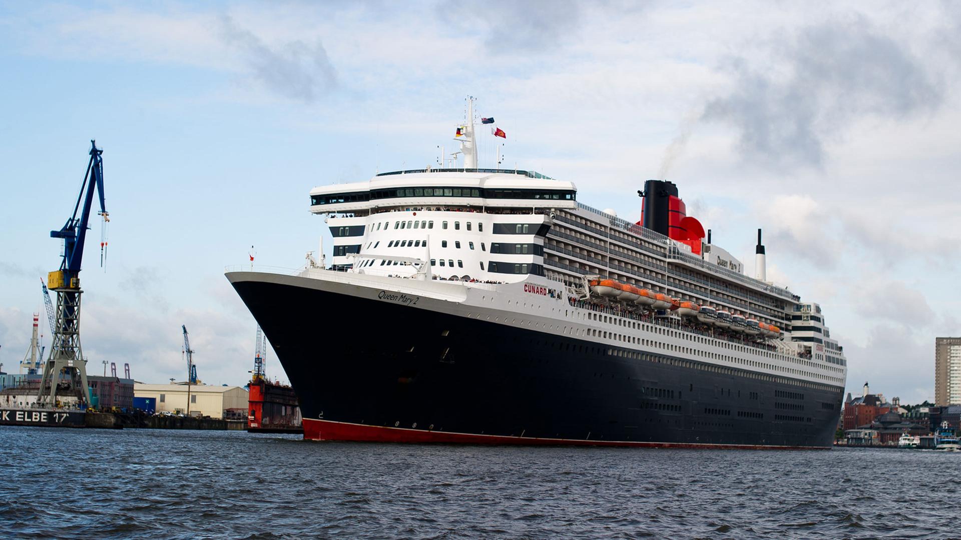 Das Kreuzfahrtschiff Queen Mary 2 läuft am 18.08.2014 in Hamburg in den Hafen ein. Das Kreuzfahrtschiff Queen Mary 2 läuft am 18.08.2014 in Hamburg in den Hafen ein.