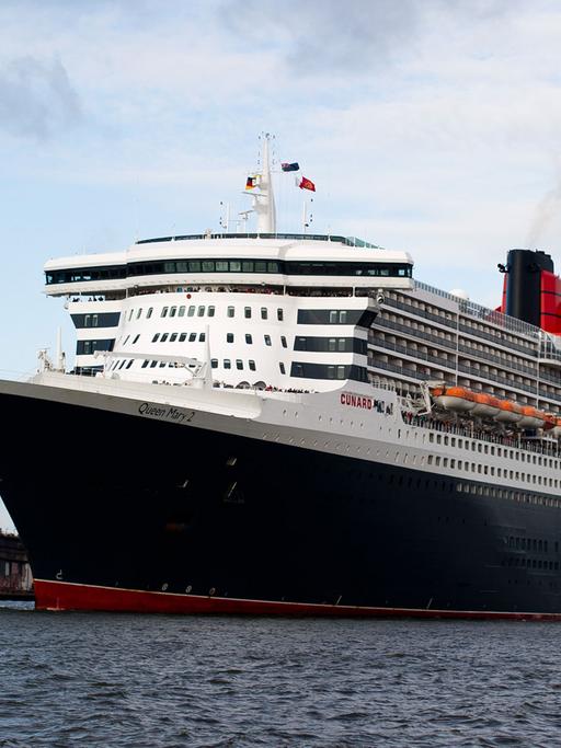 Das Kreuzfahrtschiff Queen Mary 2 läuft am 18.08.2014 in Hamburg in den Hafen ein.