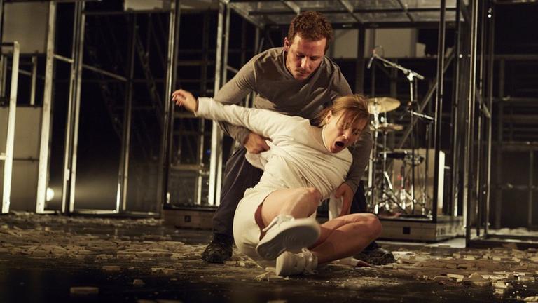 Die Schauspieler Nils Kahnwald und Maja Beckmann (v.l.n.r.) im Theaterstück "Dionysos Stadt" an den Münchner Kammerspielen. Die Schauspieler Nils Kahnwald und Maja Beckmann (v.l.n.r.) im Theaterstück "Dionysos Stadt" an den Münchner Kammerspielen.