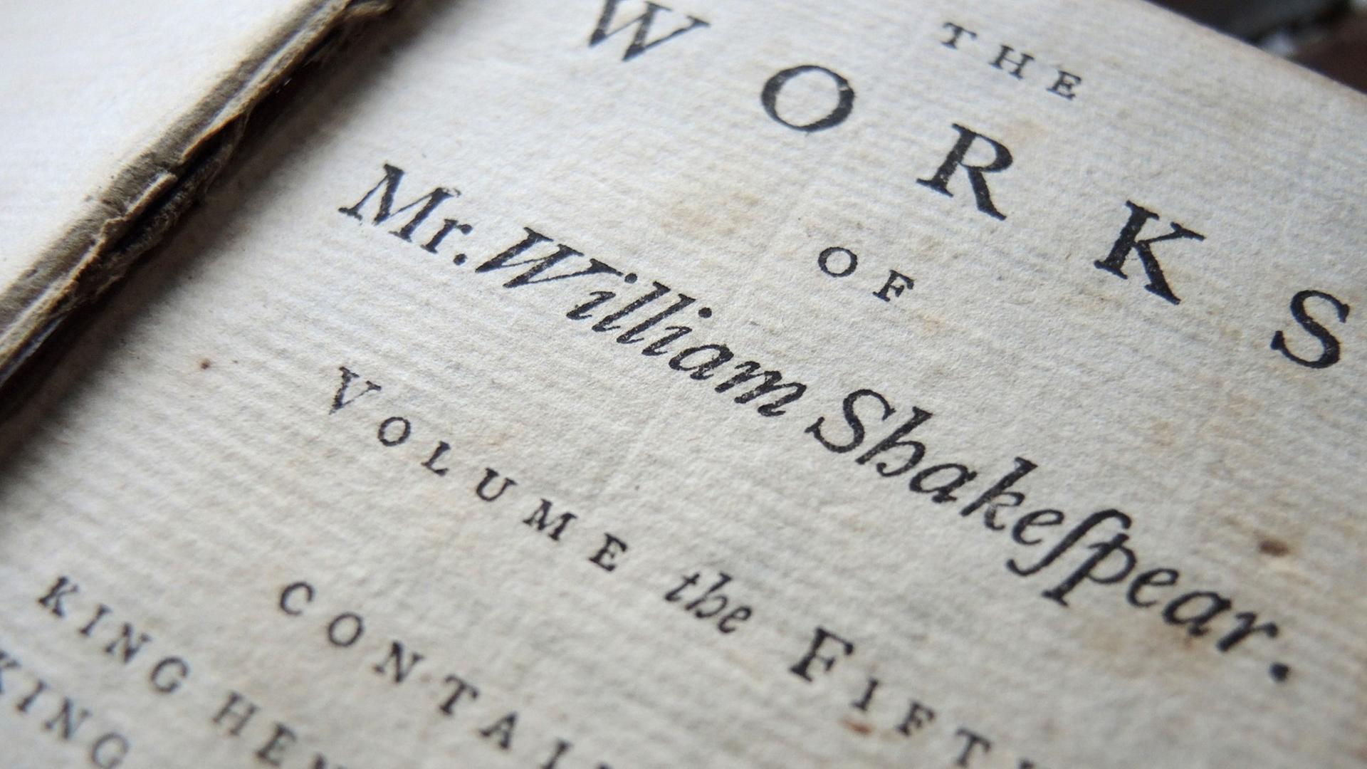 Ein Band einer neunbändigen Gesamtausgabe aus dem Jahr 1760 mit den Werken von William Shakespeare liegt auf einem Tisch. Ein Band einer neunbändigen Gesamtausgabe aus dem Jahr 1760 mit den Werken von William Shakespeare liegt auf einem Tisch.