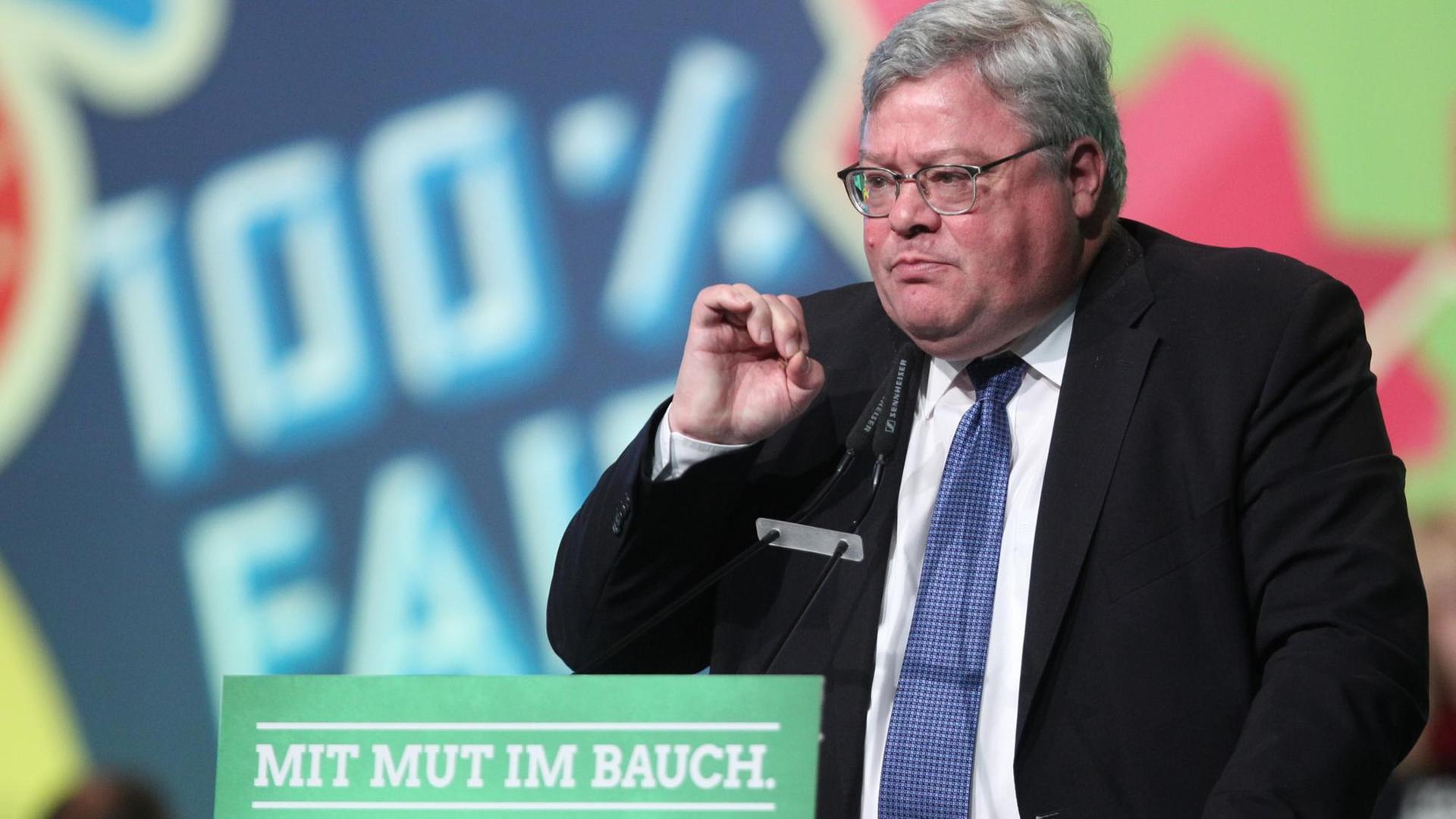 Reinhard Bütikofer, Vorsitzender der Europäischen Grünen, spricht am 22.11.2015 in Halle/Saale (Sachsen-Anhalt) auf dem Bundesparteitag von Bündnis 90/Die Grünen.