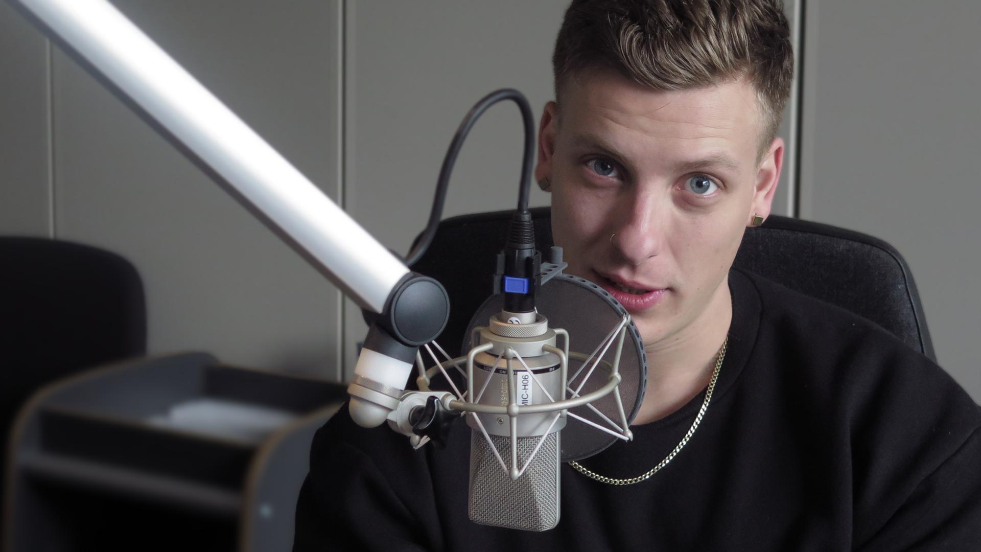 Der Autor Felix Lobrecht im Studio von Deutschlandradio Kultur. Der Autor Felix Lobrecht im Studio von Deutschlandradio Kultur.