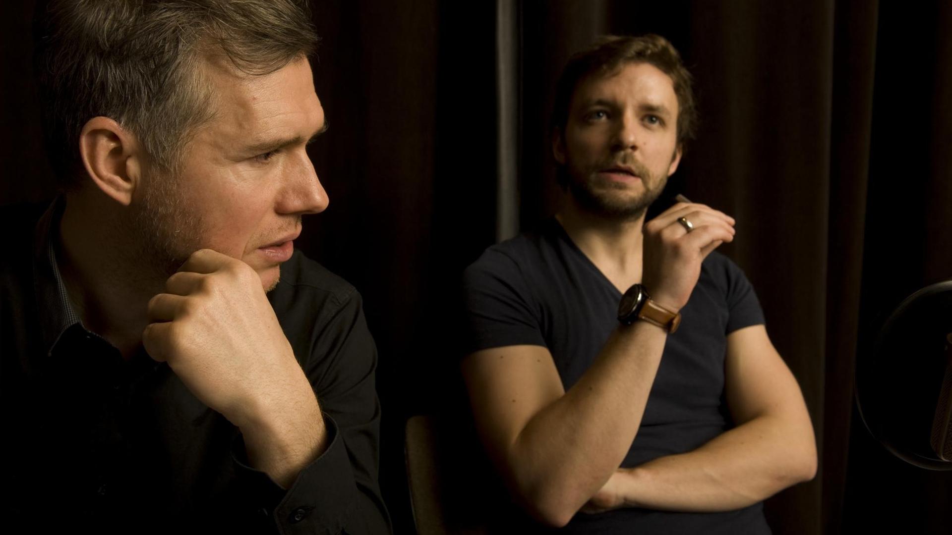 Schauspieler Heiko Raulin und Jonas Minthe bei der Hörspielproduktion "Ins Gras beißen die anderen" Schauspieler Heiko Raulin und Jonas Minthe bei der Hörspielproduktion "Ins Gras beißen die anderen"