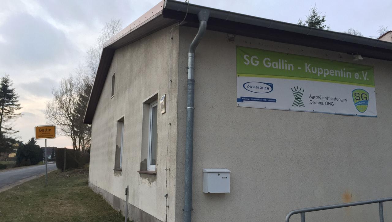Das Gemeindezentrum in Gallin. Selbstgebaut und ohne jegliche Fördermittel - darauf ist Klukas besonders stolz. Das Gemeindezentrum in Gallin. Selbstgebaut und ohne jegliche Fördermittel - darauf ist Klukas besonders stolz.