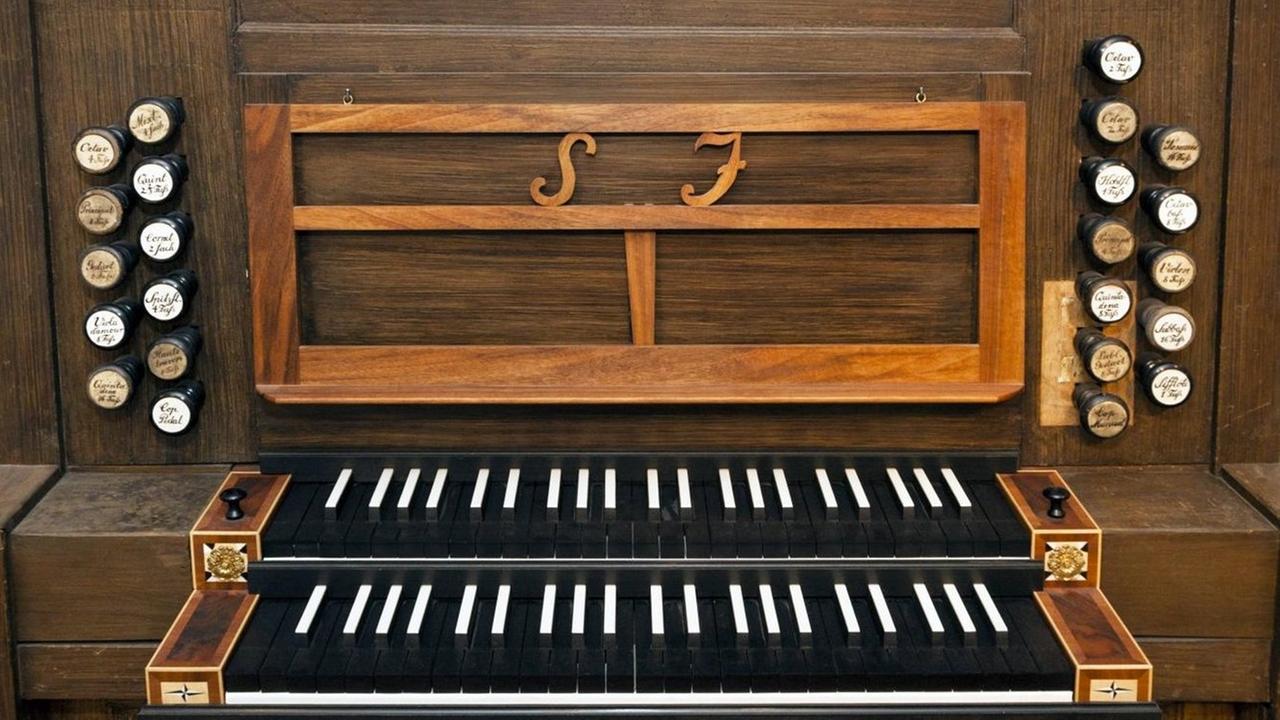 Der Orgelspieltisch aus der Johanniskirche in Leipzig im Bach Museum. Der Orgelspieltisch aus der Johanniskirche in Leipzig im Bach Museum.