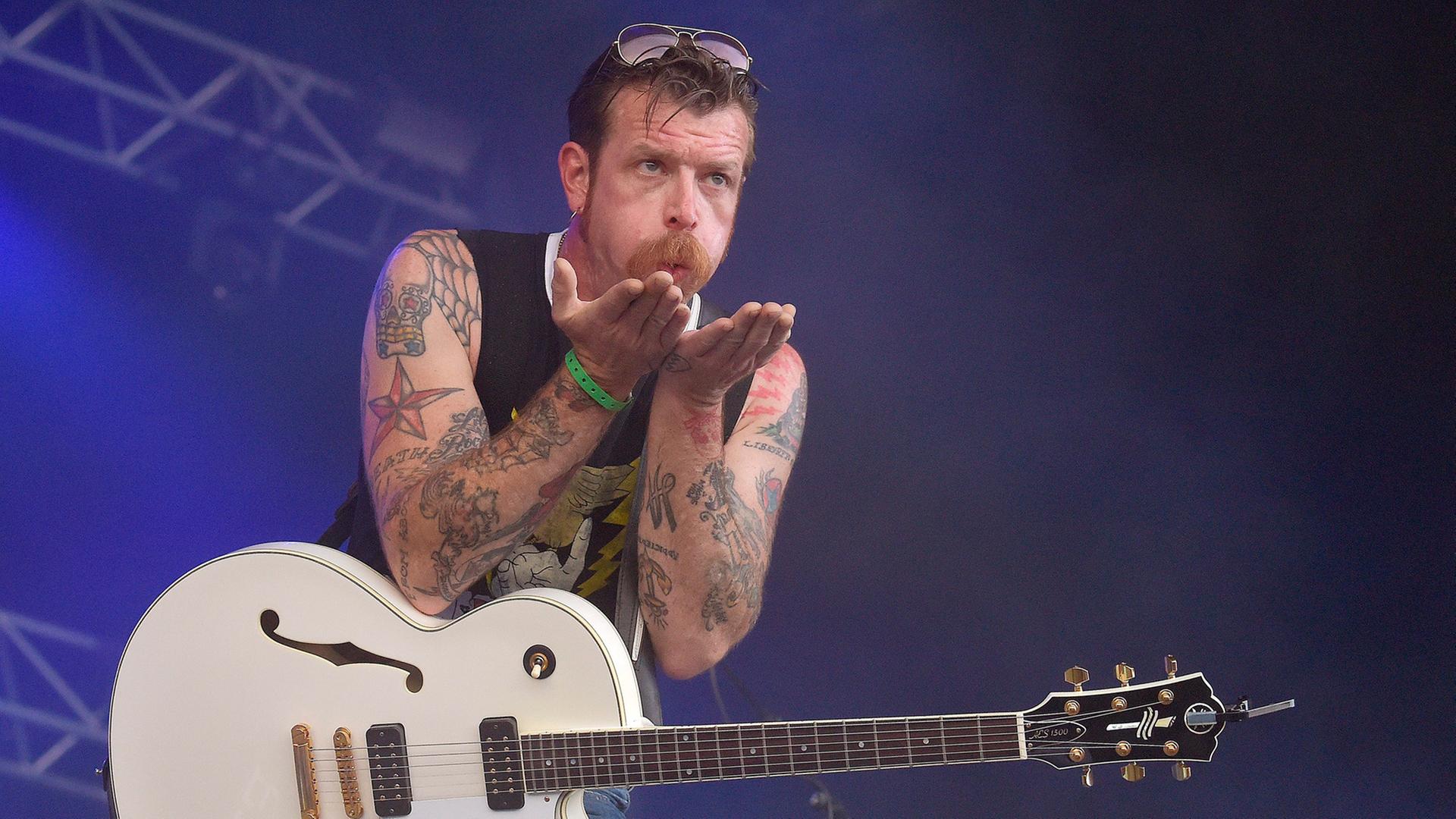 Der Frontmann Jesse "The Devil" Hughes der amerikanischen Band Eagles Of Death Metal, aufgenommen während eines Konzerts beim Eurockeennes Festival im französischen Belfort, im Juli 2015 Der Frontmann Jesse "The Devil" Hughes der amerikanischen Band Eagles Of Death Metal, aufgenommen während eines Konzerts beim Eurockeennes Festival im französischen Belfort, im Juli 2015