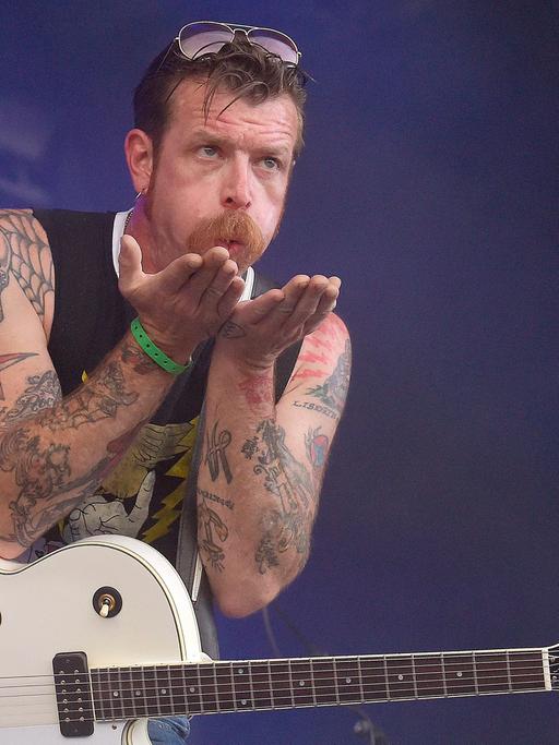Der Frontmann Jesse "The Devil" Hughes der amerikanischen Band Eagles Of Death Metal