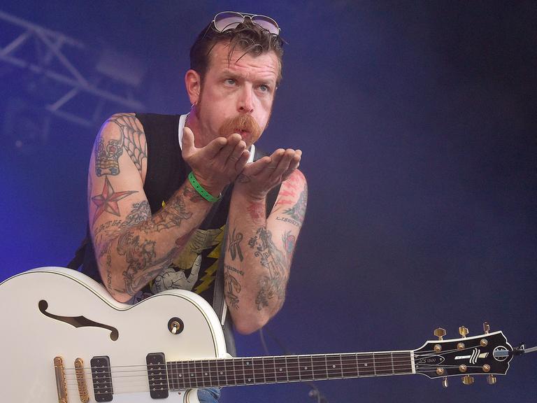 Der Frontmann Jesse "The Devil" Hughes der amerikanischen Band Eagles Of Death Metal