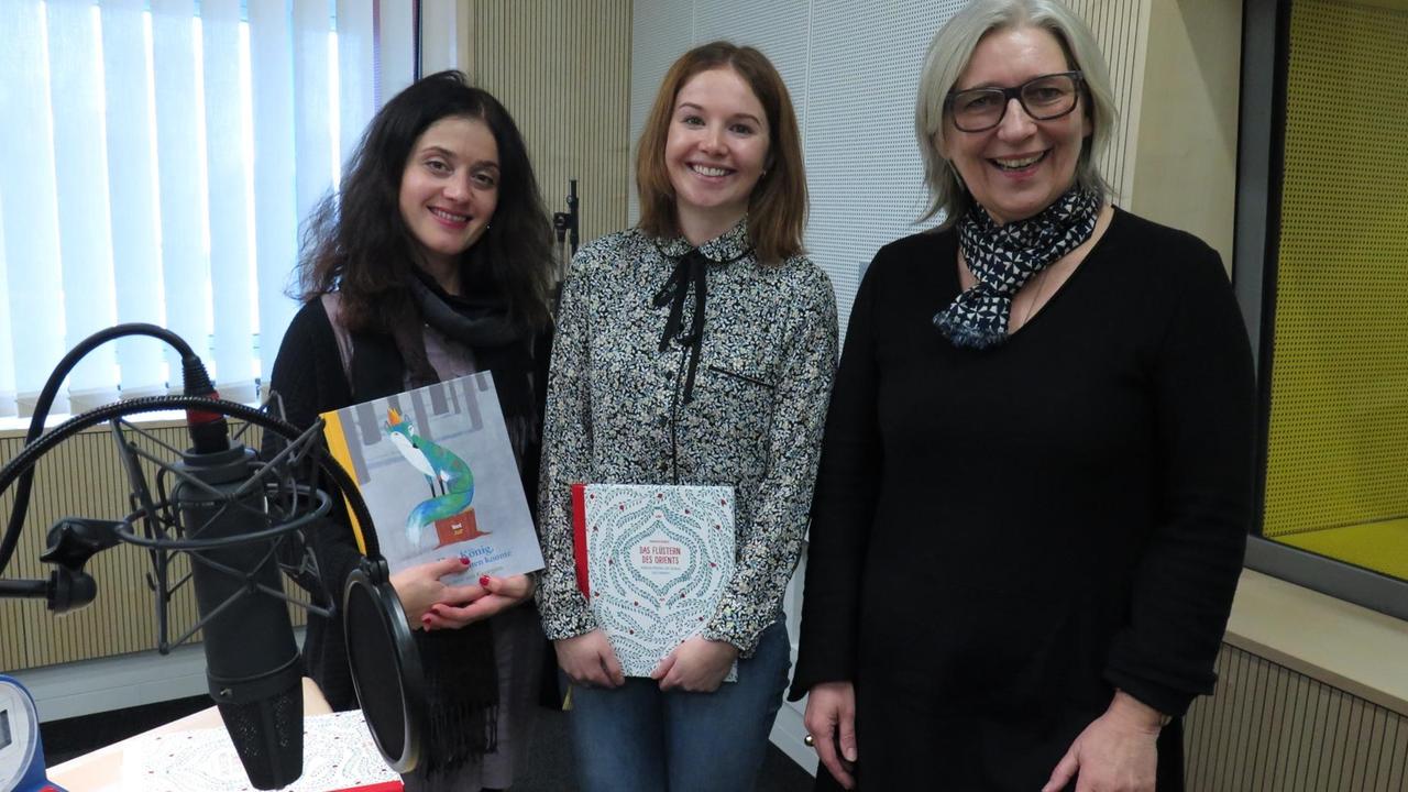 Die Autorinnen Teona Gogichaishvili und Franziska Meiners mit Moderatorin Ute Wegmann (von links)