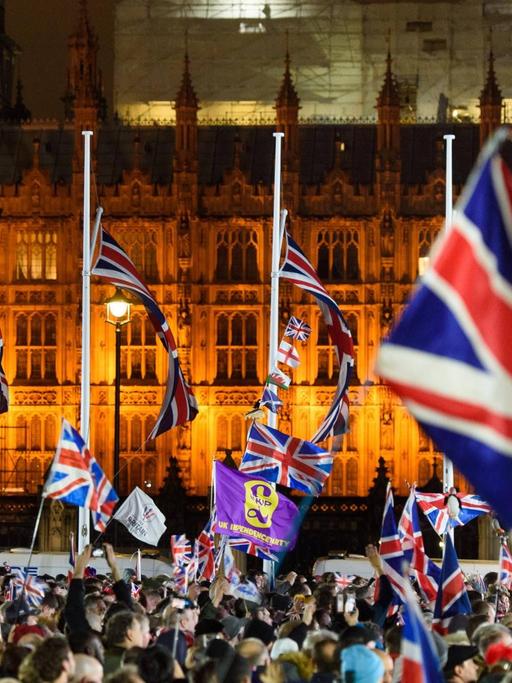 Hunderte Briten mit britischen Flaggen versammeln sich anlässlich des Brexits im Londoner Regierungsviertel.