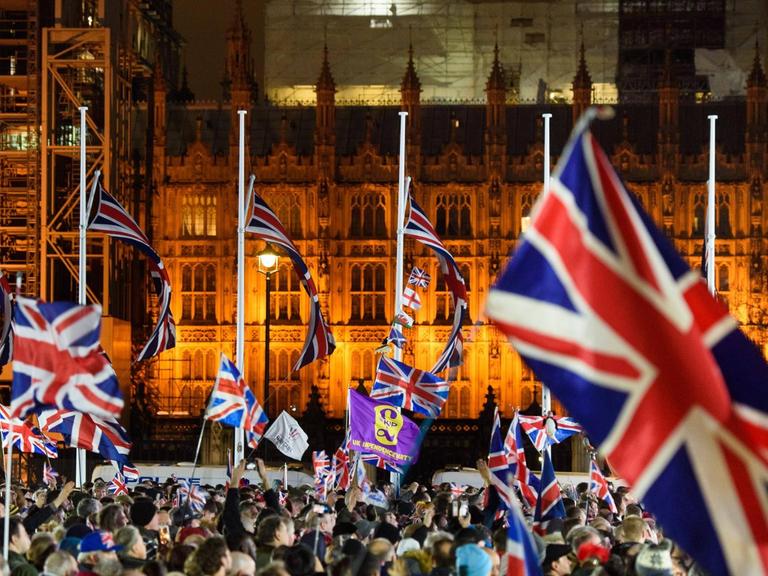Hunderte Briten mit britischen Flaggen versammeln sich anlässlich des Brexits im Londoner Regierungsviertel.