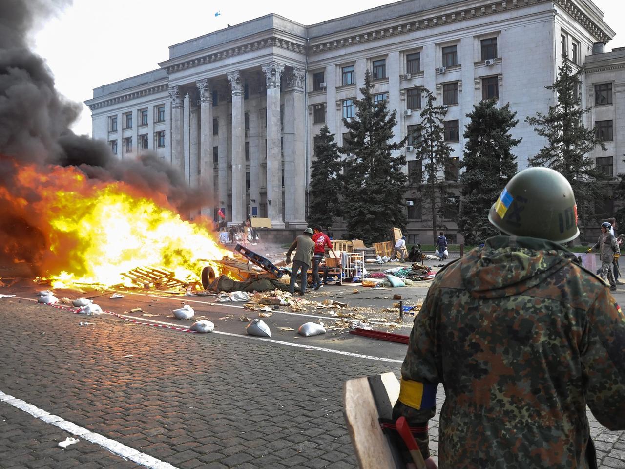 Ein Zelt pro-russischer Separatisten brennt im ukrainischen Odessa nieder.