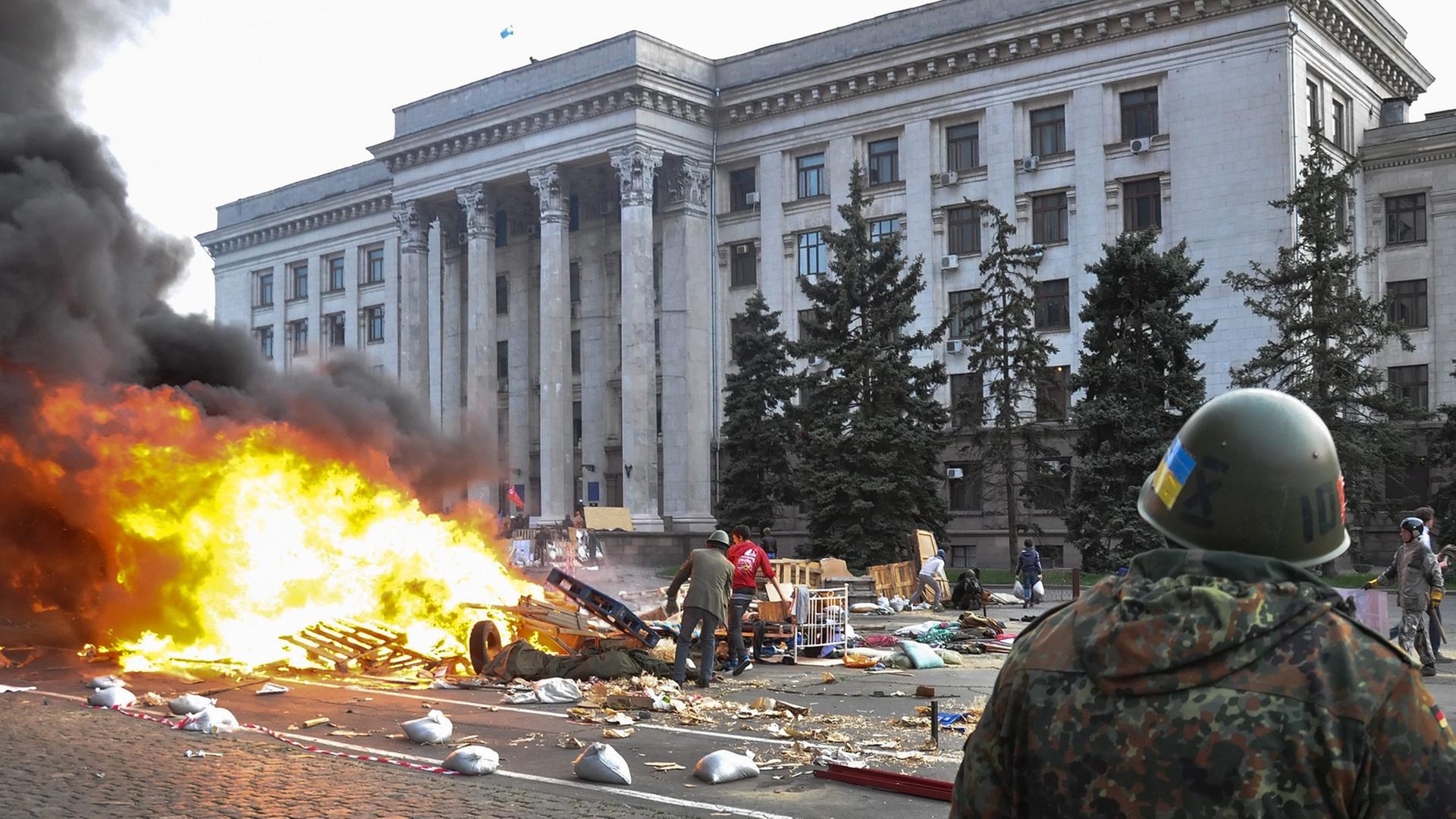 Ein Zelt pro-russischer Separatisten brennt im ukrainischen Odessa nieder.
