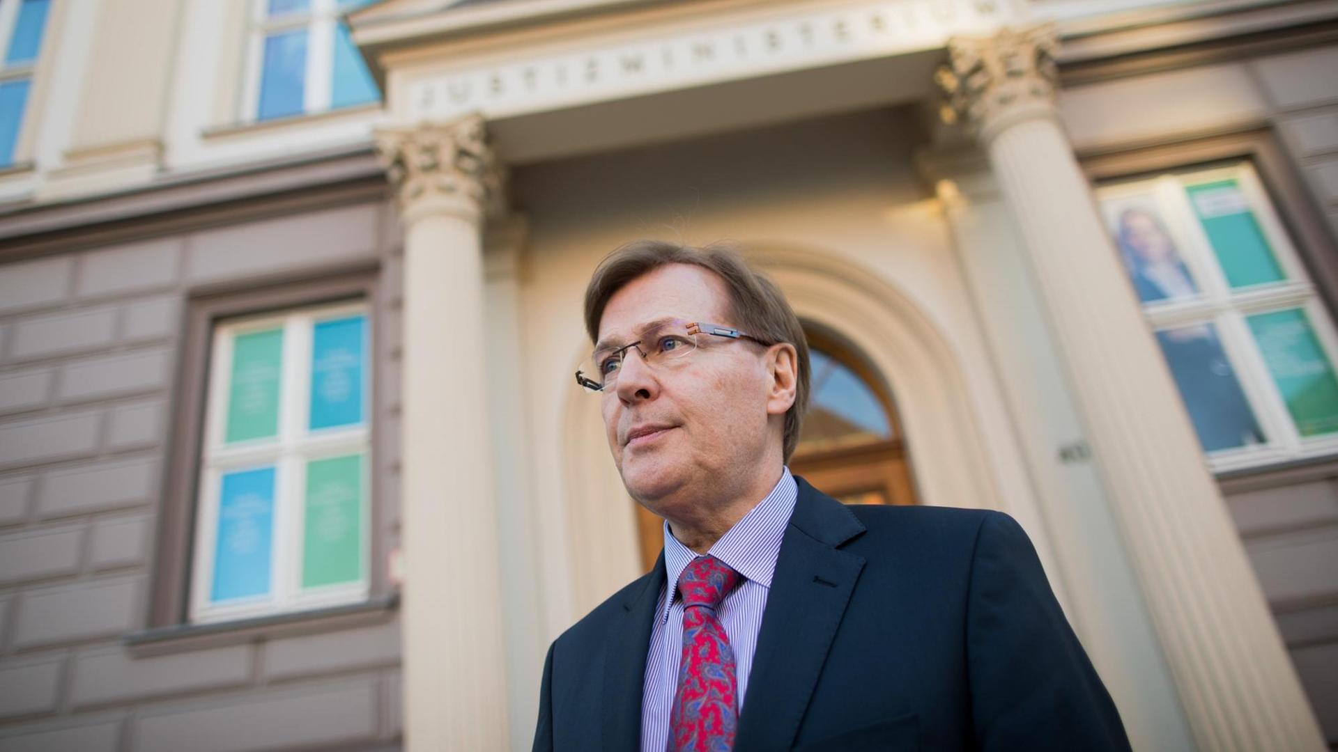 Peter Biesenbach (CDU), Justizminister von Nordrhein-Westfalen, steht am 21.01.2019 vor dem Justizministerium. Peter Biesenbach (CDU), Justizminister von Nordrhein-Westfalen, steht am 21.01.2019 vor dem Justizministerium.